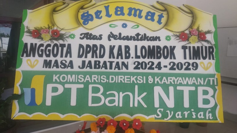 Foto Karangan Bunga dari PT. Bank NTB Syariah Kantor Cabang Selong, Mengenai Ucapan Selamat atas Pengucapan Sumpah & Janji Anggota DPRD Lotim Periode 2024-2029 (Sumber: Dok. Pribadi)